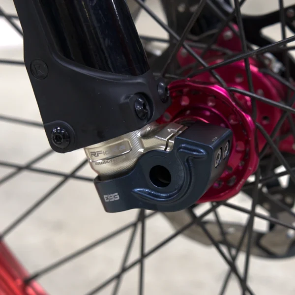 Fork-foot guard installed on RFloXa Ultra43 fork leg, Surron Ultra Bee – Gunmetal Blue